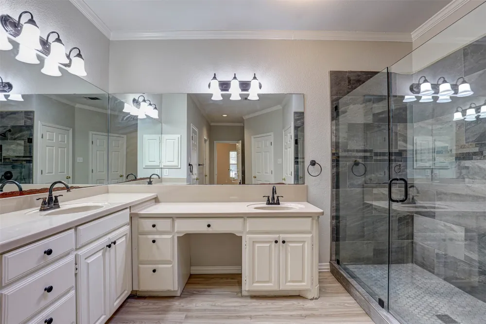 104 W Ash Lane Euless, TX 76039