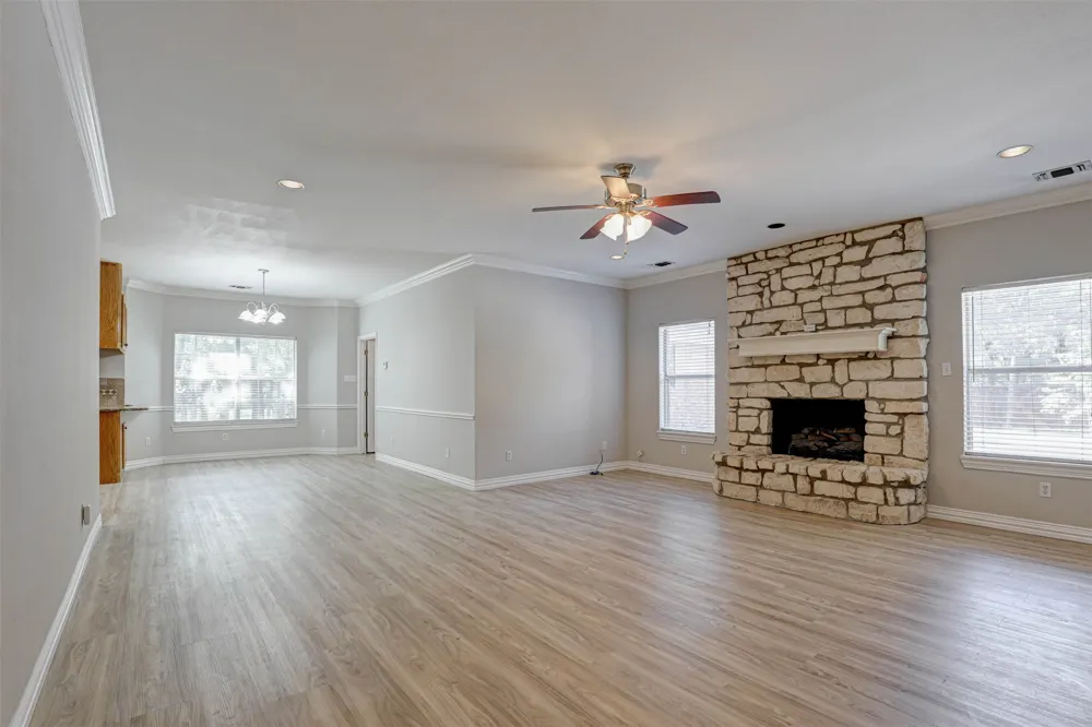 104 W Ash Lane Euless, TX 76039