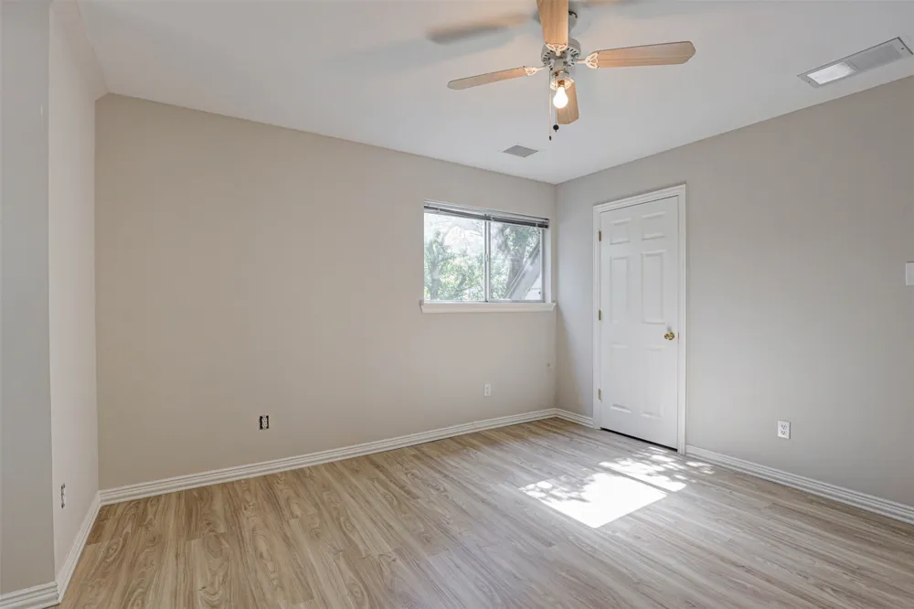 104 W Ash Lane Euless, TX 76039