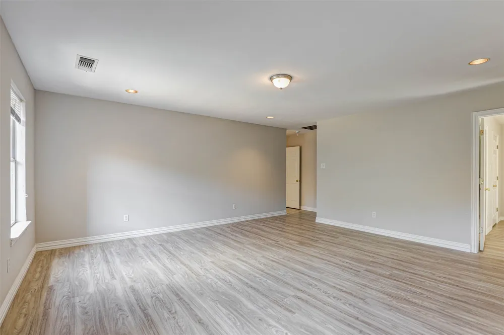 104 W Ash Lane Euless, TX 76039