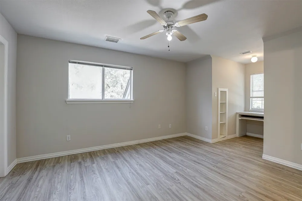 104 W Ash Lane Euless, TX 76039