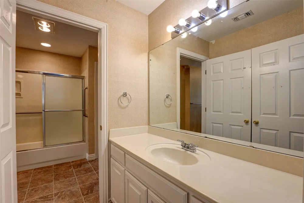 104 W Ash Lane Euless, TX 76039