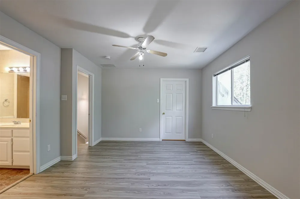 104 W Ash Lane Euless, TX 76039