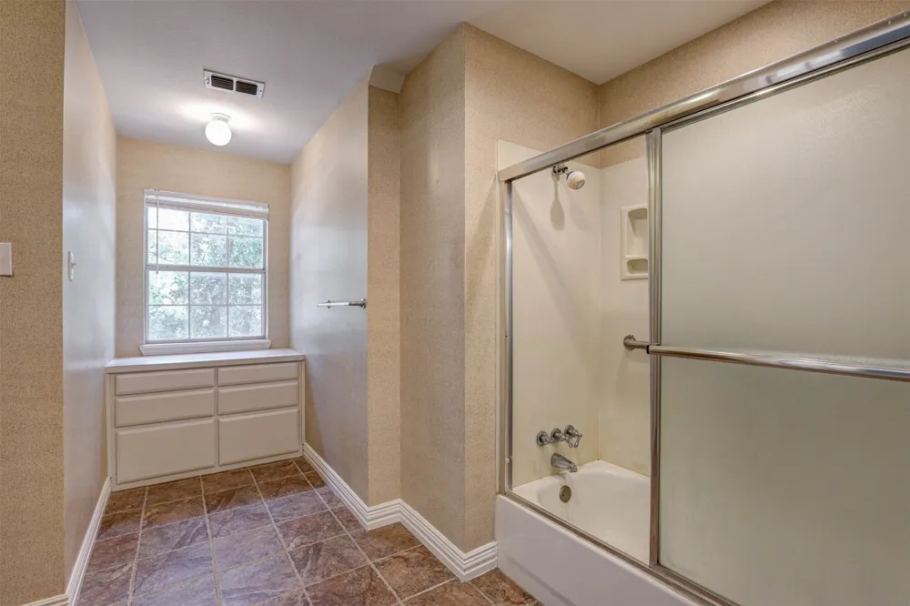 104 W Ash Lane Euless, TX 76039