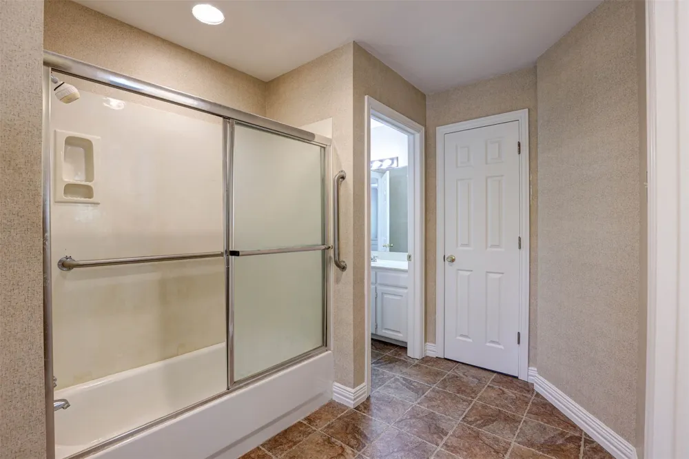 104 W Ash Lane Euless, TX 76039