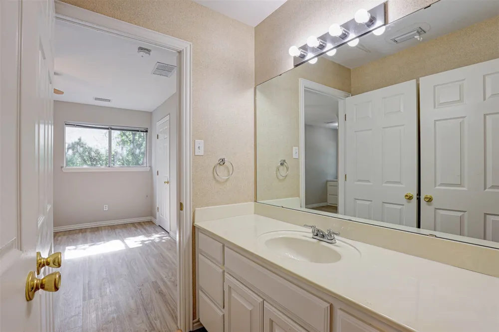 104 W Ash Lane Euless, TX 76039