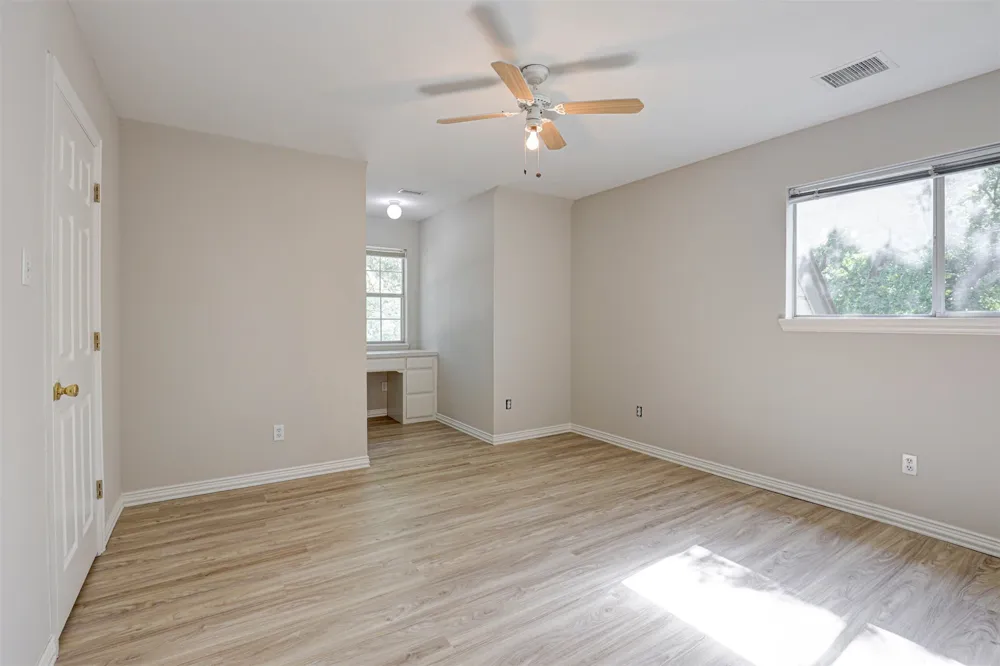 104 W Ash Lane Euless, TX 76039