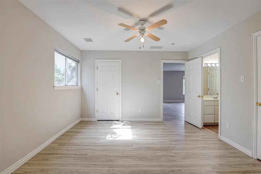 104 W Ash Lane Euless, TX 76039