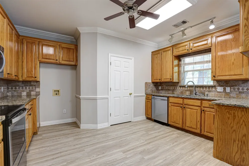 104 W Ash Lane Euless, TX 76039