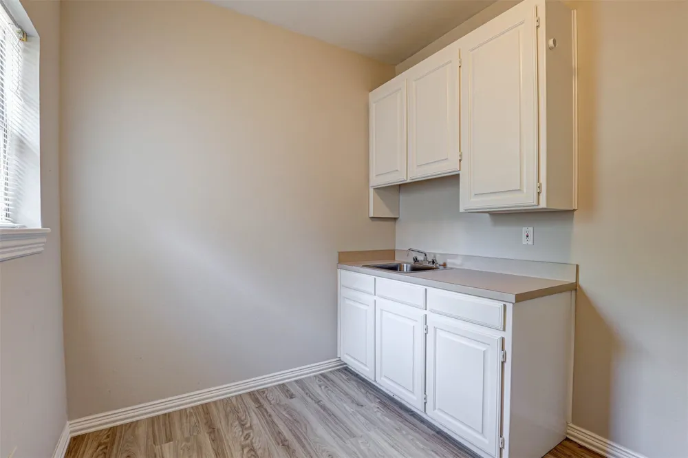 104 W Ash Lane Euless, TX 76039
