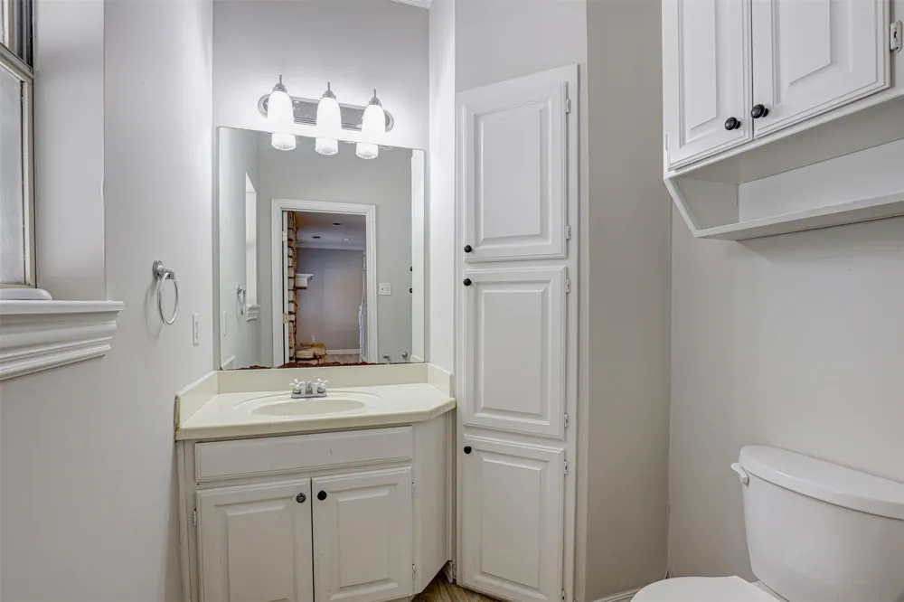 104 W Ash Lane Euless, TX 76039