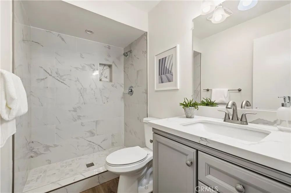 5800 Owensmouth Avenue #14 Woodland Hills, CA 91367