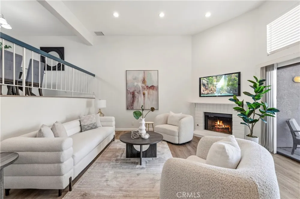 5800 Owensmouth Avenue #14 Woodland Hills, CA 91367