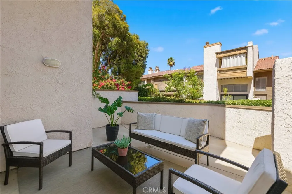 5800 Owensmouth Avenue #14 Woodland Hills, CA 91367