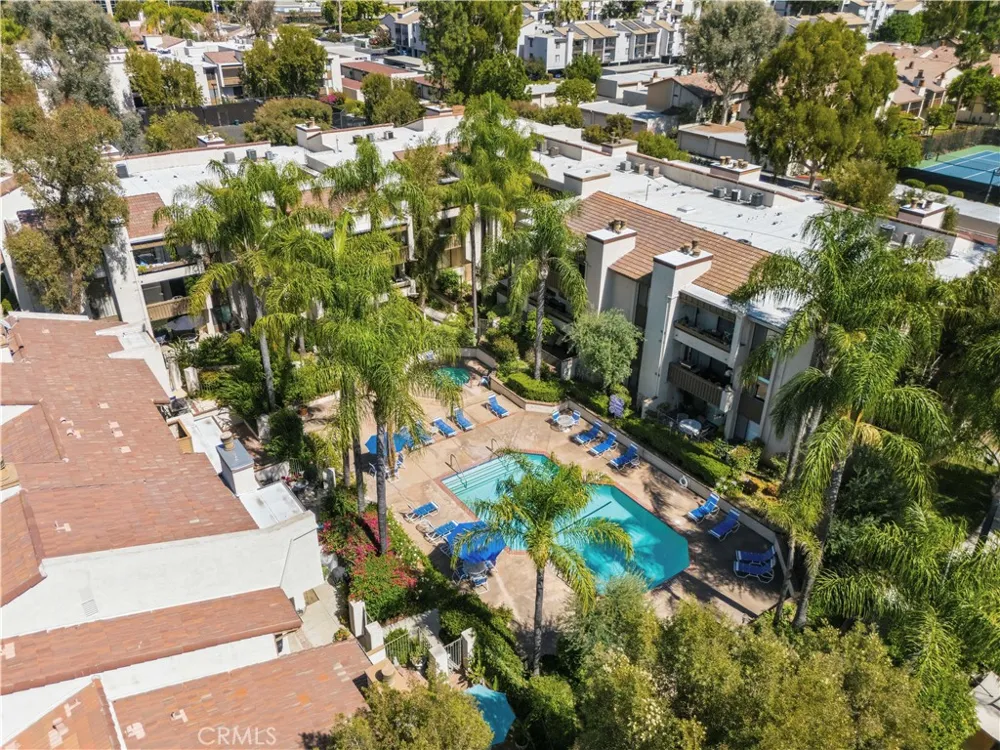 5800 Owensmouth Avenue #14 Woodland Hills, CA 91367