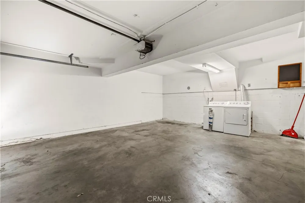 5800 Owensmouth Avenue #14 Woodland Hills, CA 91367