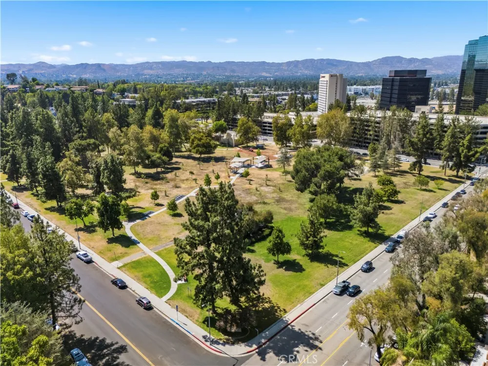 5800 Owensmouth Avenue #14 Woodland Hills, CA 91367