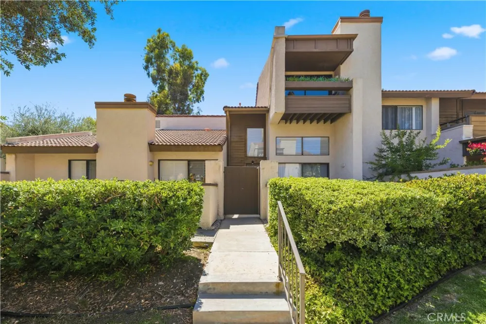 5800 Owensmouth Avenue #14 Woodland Hills, CA 91367