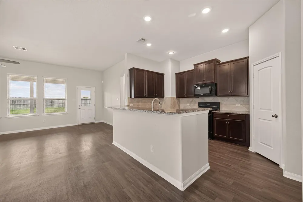 207 White Wing Lane Sealy, TX 77474