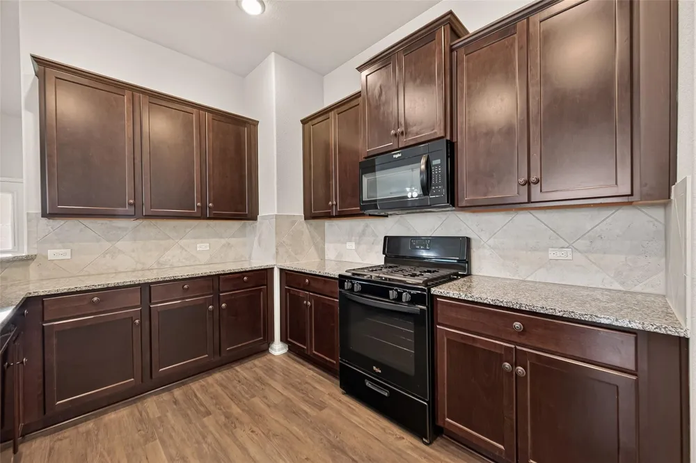 207 White Wing Lane Sealy, TX 77474