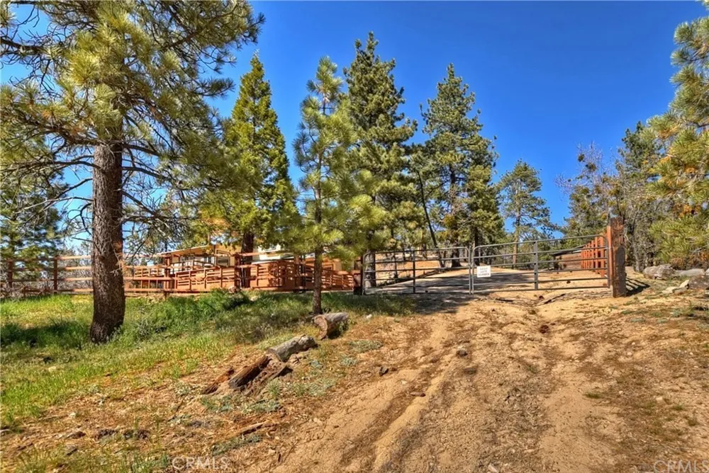 32745 Hilltop Running Springs, CA 92382