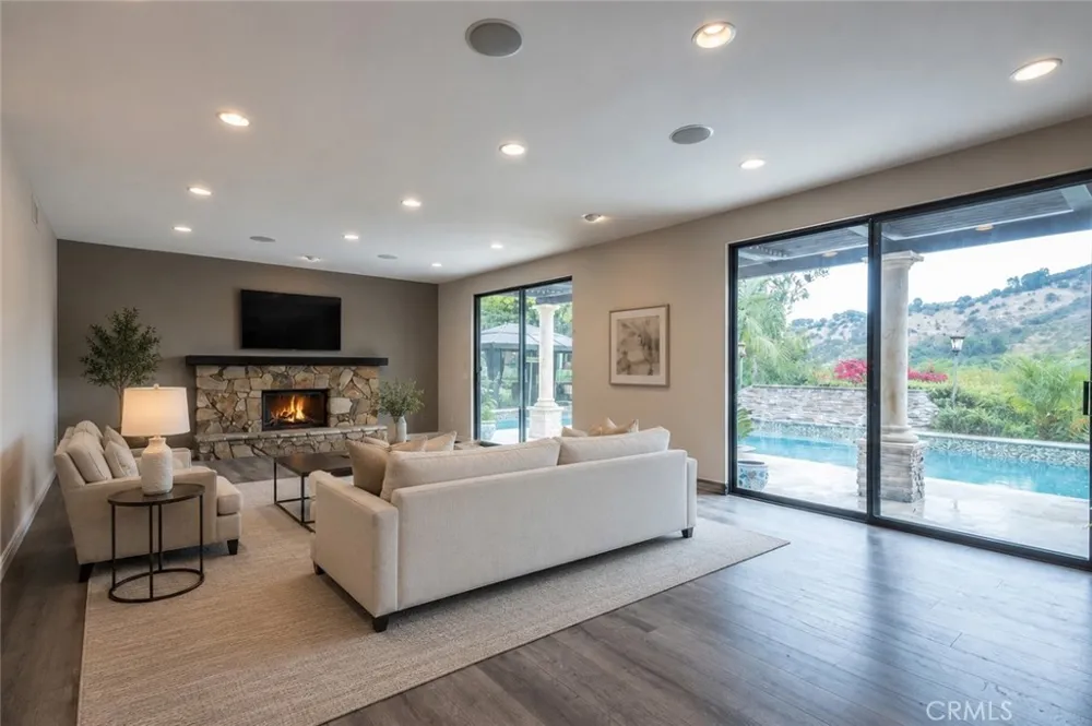 4422 Alta Tupelo Calabasas, CA 91302