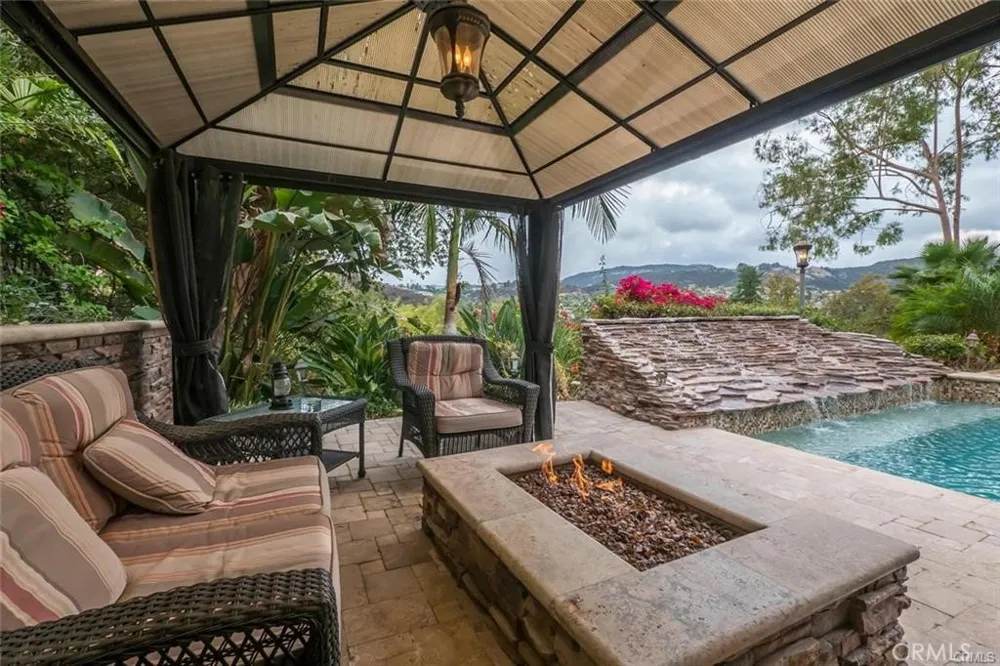 4422 Alta Tupelo Calabasas, CA 91302