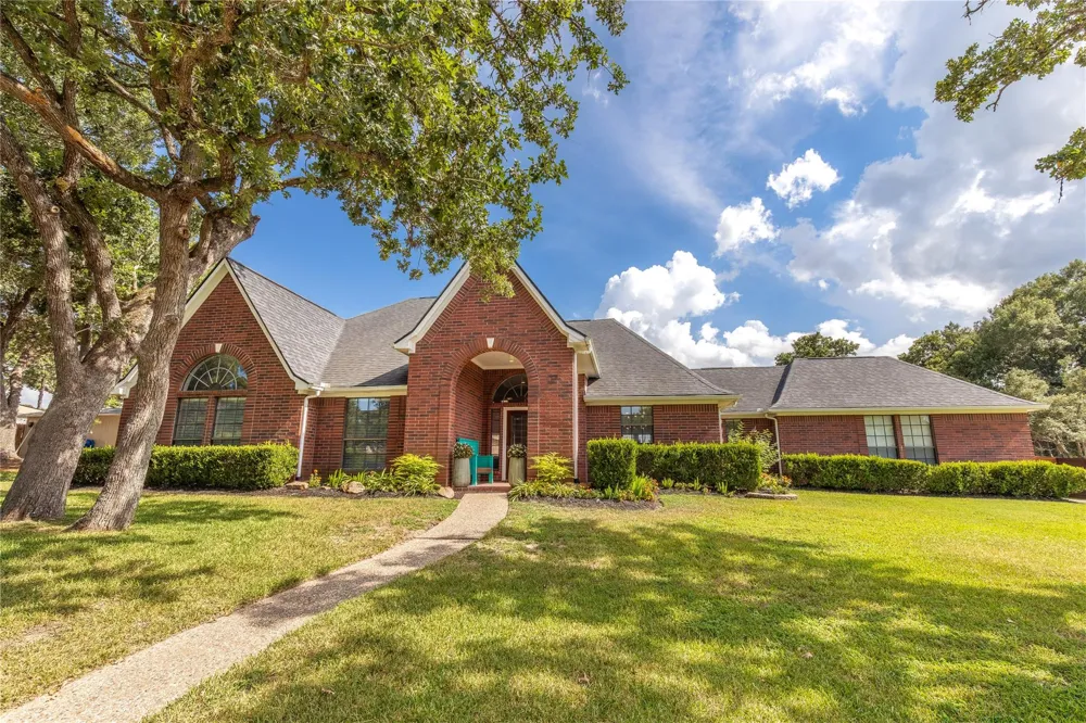 227 Briarwood Drive Bellville, TX 77418