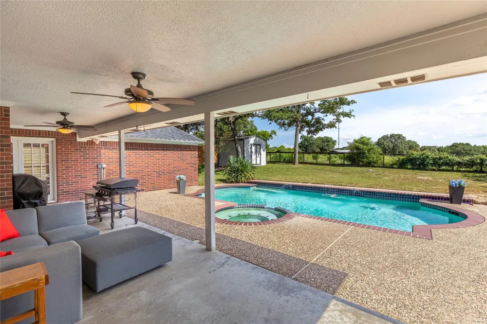 227 Briarwood Drive Bellville, TX 77418