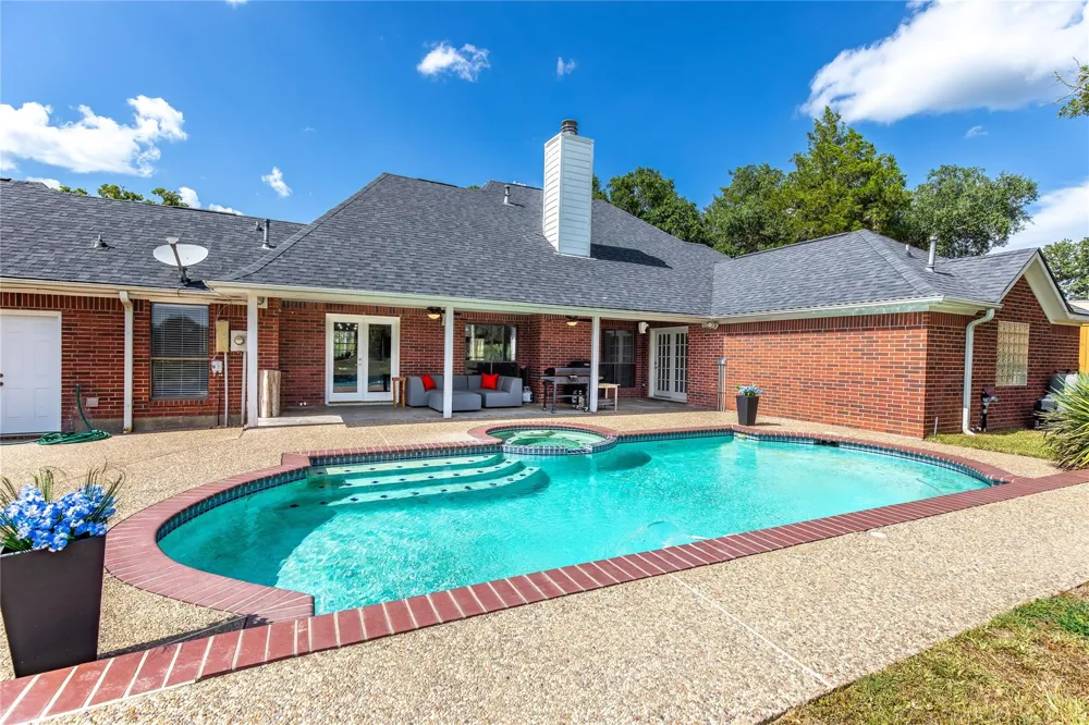 227 Briarwood Drive Bellville, TX 77418