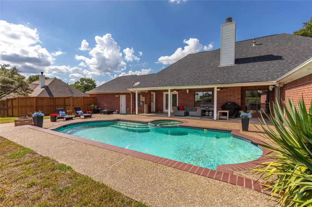 227 Briarwood Drive Bellville, TX 77418