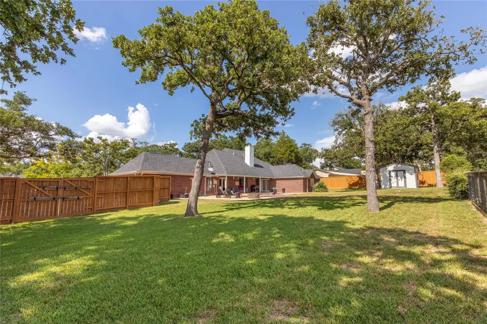 227 Briarwood Drive Bellville, TX 77418