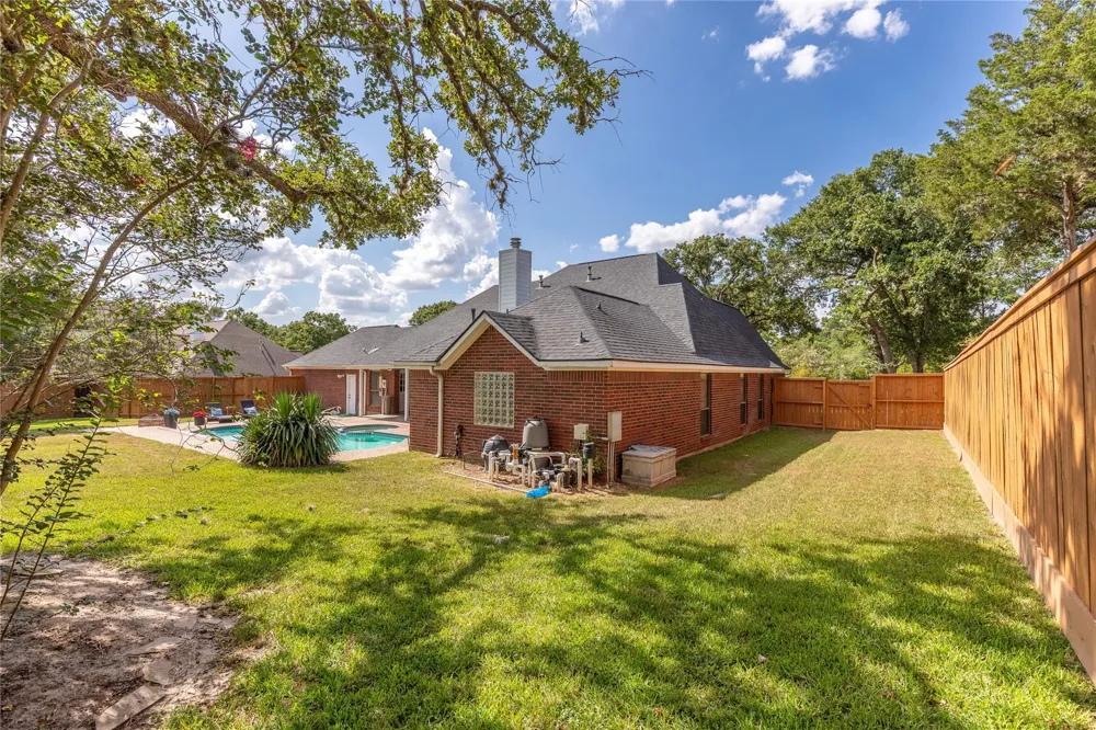 227 Briarwood Drive Bellville, TX 77418