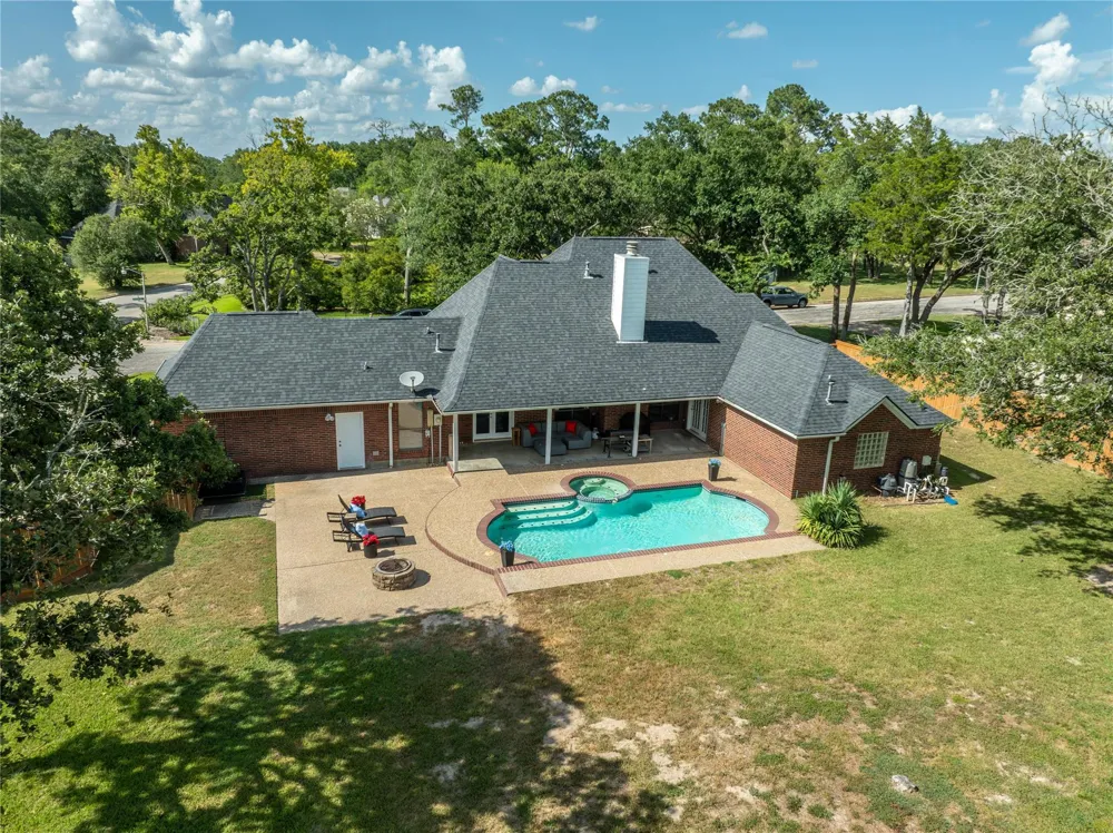 227 Briarwood Drive Bellville, TX 77418