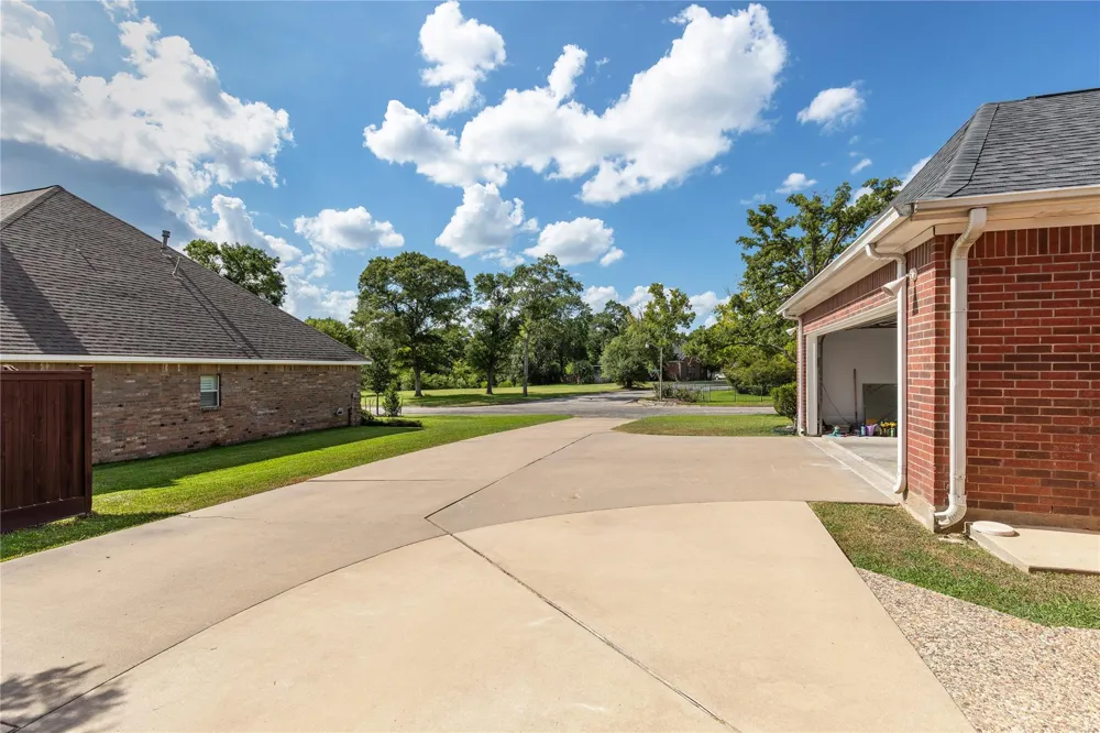 227 Briarwood Drive Bellville, TX 77418