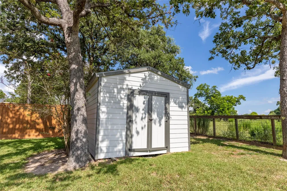 227 Briarwood Drive Bellville, TX 77418