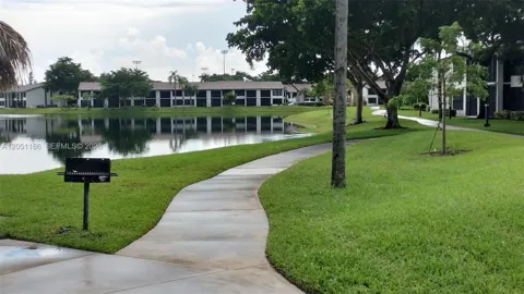 212 Lake Pointe Dr #307