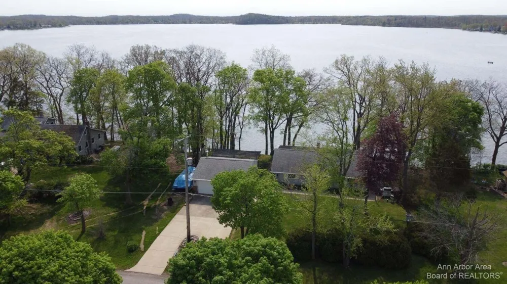 1827 Wamplers Heights Drive Brooklyn, MI 49230