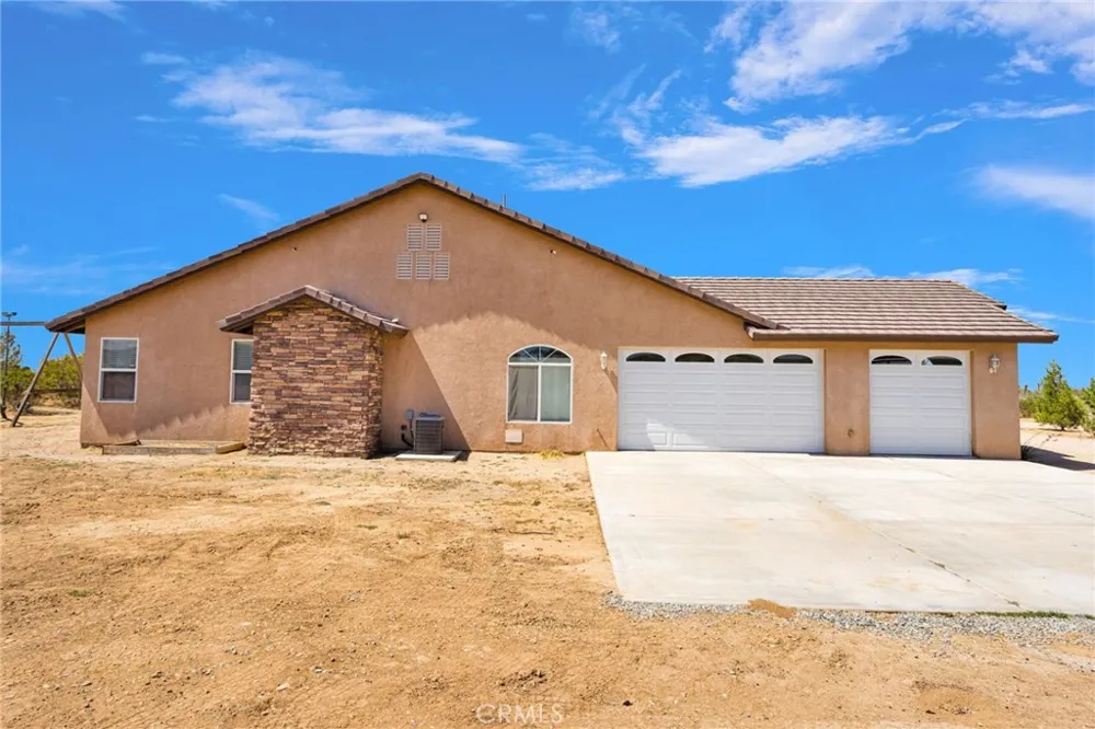 11722 Brookside Court Phelan, CA 92371