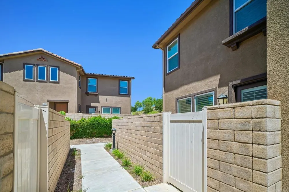 2487 Ascending Oaks Lane #1 Simi Valley, CA 93063