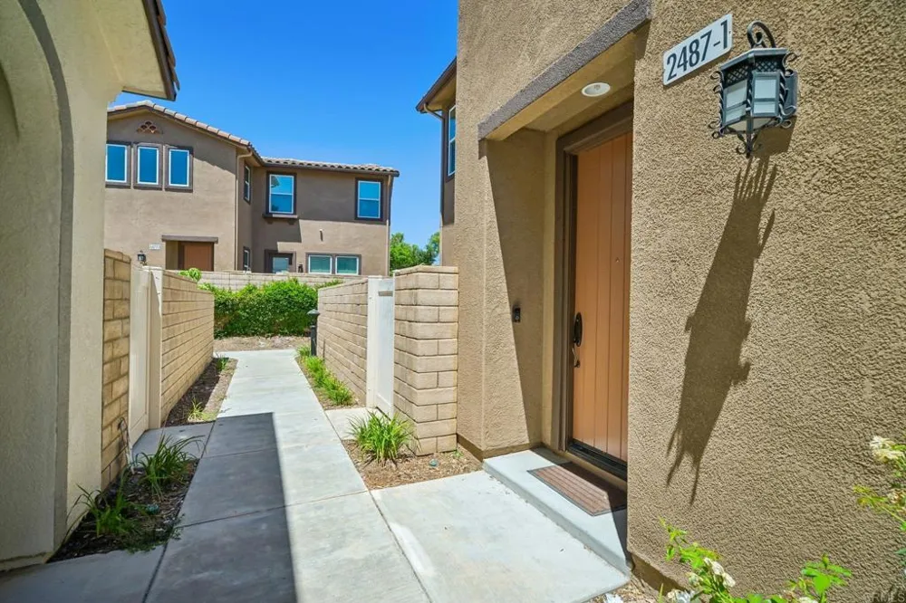 2487 Ascending Oaks Lane #1 Simi Valley, CA 93063