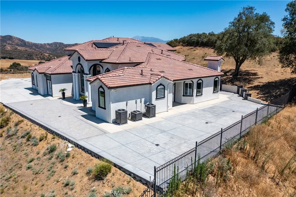 39625 County Line Yucaipa, CA 92399
