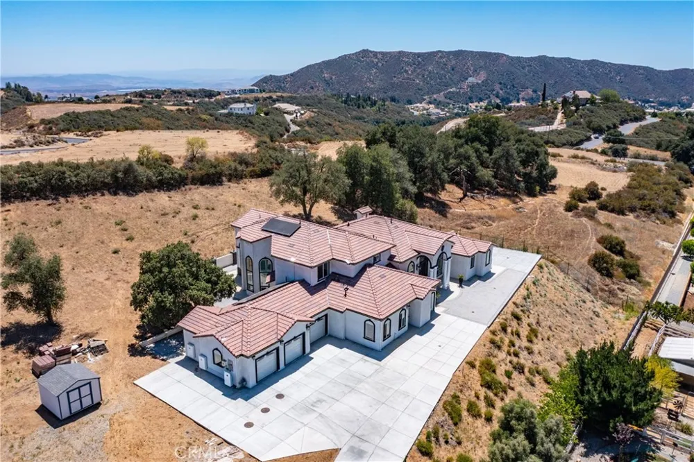 39625 County Line Yucaipa, CA 92399