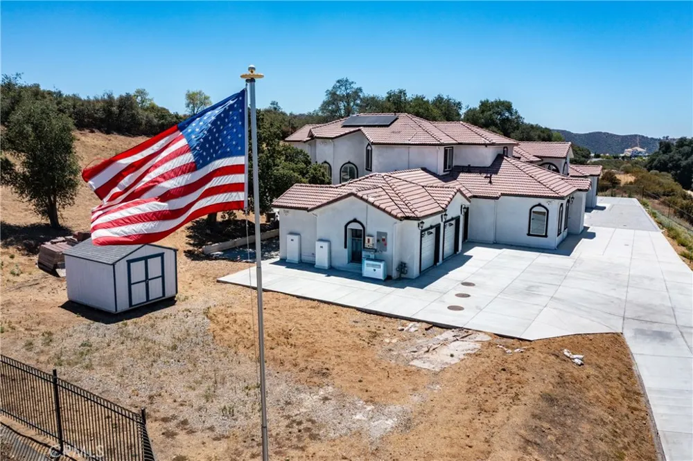39625 County Line Yucaipa, CA 92399