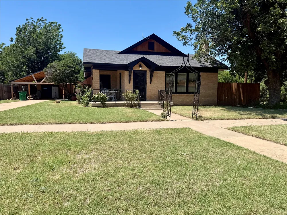 908 Cain Street Quanah, TX 79252