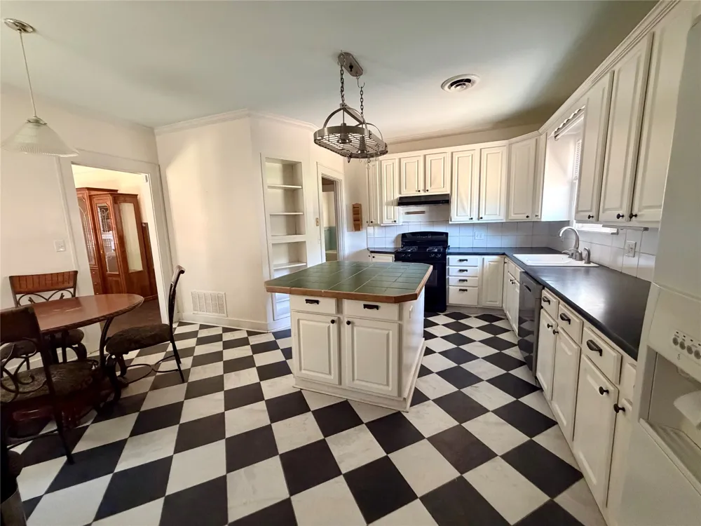 908 Cain Street Quanah, TX 79252