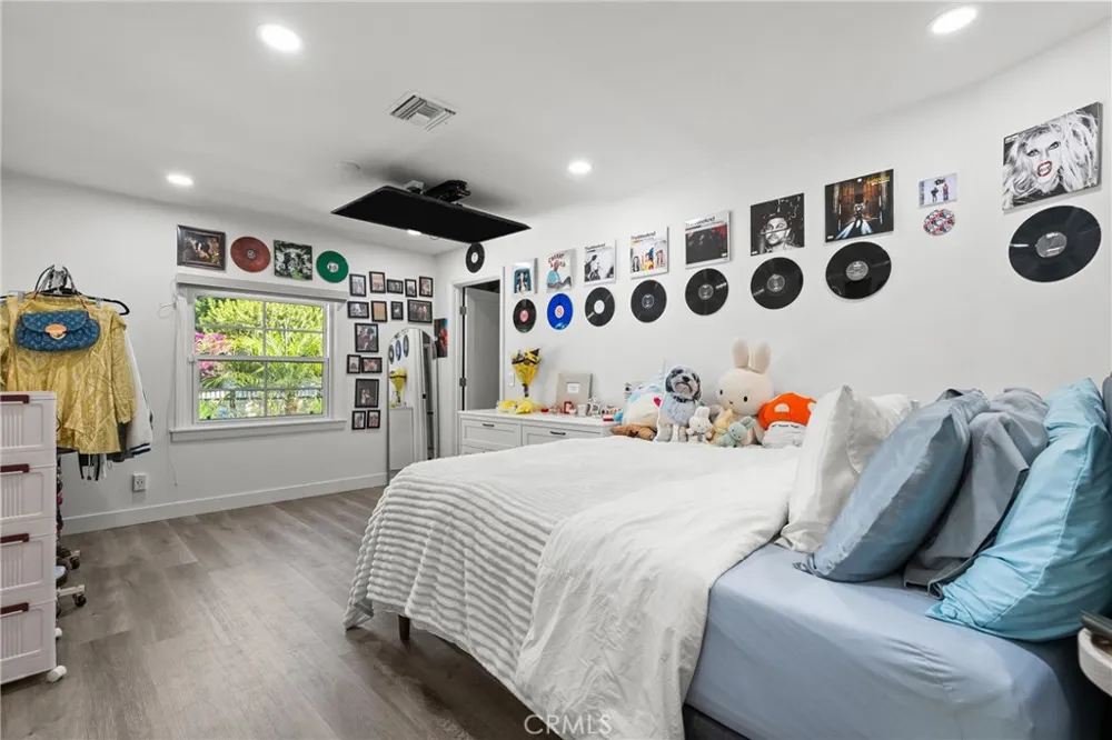 23352 Ostronic Woodland Hills, CA 91367