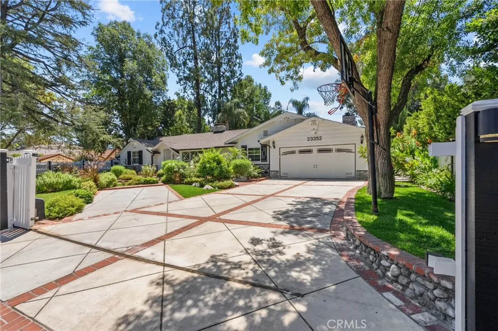 23352 Ostronic Woodland Hills, CA 91367