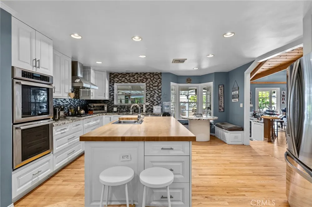 23352 Ostronic Woodland Hills, CA 91367