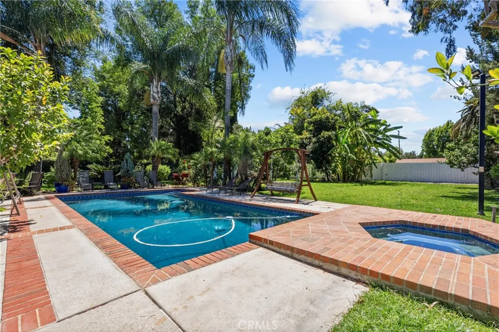 23352 Ostronic Woodland Hills, CA 91367